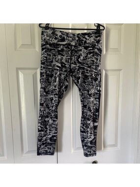 Lululemon Athletica Black and Gray Patterned Crops